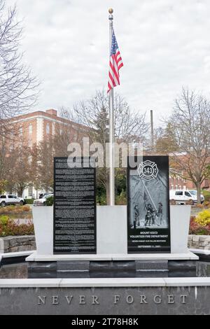 Das Mount Kisco, New York 911 Memorial, bestehend aus 2 7 Fuß großen Granitstrukturen, die die Twin Towers symbolisieren. Es ist für Feuerwehrleute bestimmt. Stockfoto