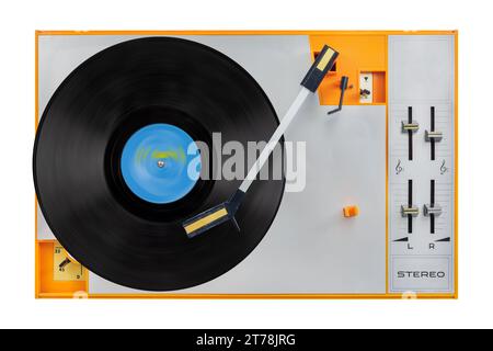 Draufsicht eines orangen Vintage-Plattenspielers auf weißem Hintergrund Stockfoto