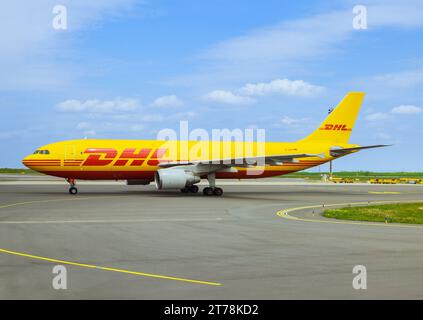 27. April 2023 Österreich, VIE Wien am Flughafen Wien VIE in Österreich DHL Airbus A300-600F bereitet sich auf den Start- und Landebahn vor Stockfoto