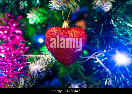 Dekorative Herz Form Ornament in einem Weihnachtsbaum A Stockfoto