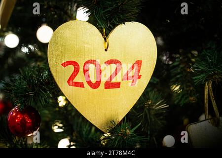 Kreatives Layout aus Weihnachtsbaumzweigen mit Herzdekoration. Ich liebe das Neujahrskonzert. 2024 Stockfoto