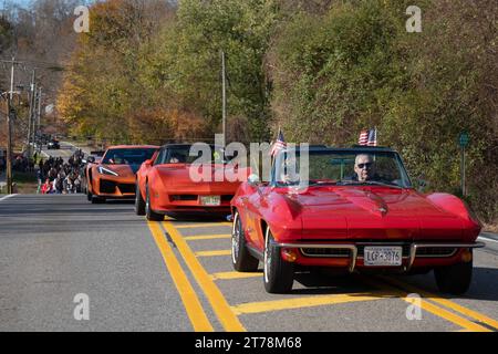 Drei rote Corvette-Wagen starten am 11. November 2023 in Somers, New York, bei der Veterans Day Parade. Stockfoto
