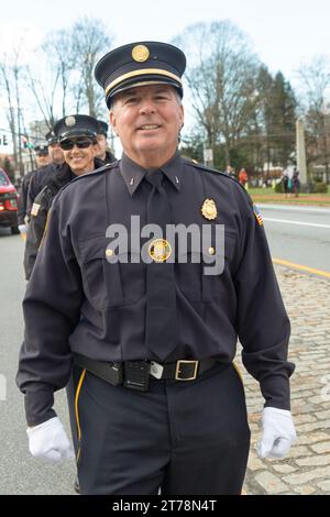 Unter der Leitung eines Lieutenants marschieren Mitglieder der Freiwilligen Feuerwehr Somers zur jährlichen Veterans Day Parade am 11. November 2023 Stockfoto