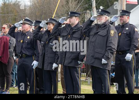 Mitglieder der Somers Volunteer Fire Department begrüßen das Star Spangled Banner bei einer Veterans Day Parade in Somers, New York. Stockfoto