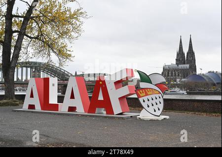 Der zwei Meter große Alaaf Schriftzug steht an Rheinufer vor dem Rhein und dem Kölner Dom als Geschenkvom Festkomitee Kölner Karneval zum 200-jährigen Karneval-Jubiläum. Alaaf ist als traditioneller Kölner Ausruf weltbekannt und ein echtes Markenzeichen rheinischer Lebensfreude *** die zwei Meter hohe Alaaf-Schrift steht am Rheinufer vor Rhein und Kölner Dom als Geschenk des Kölner Karnevalsfestspielkomitees zum 200. Jahrestag des Karnevals Alaaf ist weltberühmt als traditioneller Kölner Ausruf und ein echtes Markenzeichen der rheinischen Lebensfreude Stockfoto