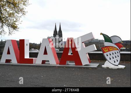 Der zwei Meter große Alaaf Schriftzug steht an Rheinufer vor dem Rhein und dem Kölner Dom als Geschenkvom Festkomitee Kölner Karneval zum 200-jährigen Karneval-Jubiläum. Alaaf ist als traditioneller Kölner Ausruf weltbekannt und ein echtes Markenzeichen rheinischer Lebensfreude *** die zwei Meter hohe Alaaf-Schrift steht am Rheinufer vor Rhein und Kölner Dom als Geschenk des Kölner Karnevalsfestspielkomitees zum 200. Jahrestag des Karnevals Alaaf ist weltberühmt als traditioneller Kölner Ausruf und ein echtes Markenzeichen der rheinischen Lebensfreude Stockfoto