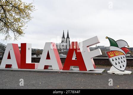 Der zwei Meter große Alaaf Schriftzug steht an Rheinufer vor dem Rhein und dem Kölner Dom als Geschenkvom Festkomitee Kölner Karneval zum 200-jährigen Karneval-Jubiläum. Alaaf ist als traditioneller Kölner Ausruf weltbekannt und ein echtes Markenzeichen rheinischer Lebensfreude *** die zwei Meter hohe Alaaf-Schrift steht am Rheinufer vor Rhein und Kölner Dom als Geschenk des Kölner Karnevalsfestspielkomitees zum 200. Jahrestag des Karnevals Alaaf ist weltberühmt als traditioneller Kölner Ausruf und ein echtes Markenzeichen der rheinischen Lebensfreude Stockfoto