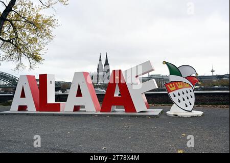 Der zwei Meter große Alaaf Schriftzug steht an Rheinufer vor dem Rhein und dem Kölner Dom als Geschenkvom Festkomitee Kölner Karneval zum 200-jährigen Karneval-Jubiläum. Alaaf ist als traditioneller Kölner Ausruf weltbekannt und ein echtes Markenzeichen rheinischer Lebensfreude *** die zwei Meter hohe Alaaf-Schrift steht am Rheinufer vor Rhein und Kölner Dom als Geschenk des Kölner Karnevalsfestspielkomitees zum 200. Jahrestag des Karnevals Alaaf ist weltberühmt als traditioneller Kölner Ausruf und ein echtes Markenzeichen der rheinischen Lebensfreude Stockfoto