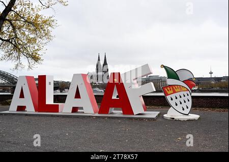 Der zwei Meter große Alaaf Schriftzug steht an Rheinufer vor dem Rhein und dem Kölner Dom als Geschenkvom Festkomitee Kölner Karneval zum 200-jährigen Karneval-Jubiläum. Alaaf ist als traditioneller Kölner Ausruf weltbekannt und ein echtes Markenzeichen rheinischer Lebensfreude *** die zwei Meter hohe Alaaf-Schrift steht am Rheinufer vor Rhein und Kölner Dom als Geschenk des Kölner Karnevalsfestspielkomitees zum 200. Jahrestag des Karnevals Alaaf ist weltberühmt als traditioneller Kölner Ausruf und ein echtes Markenzeichen der rheinischen Lebensfreude Stockfoto