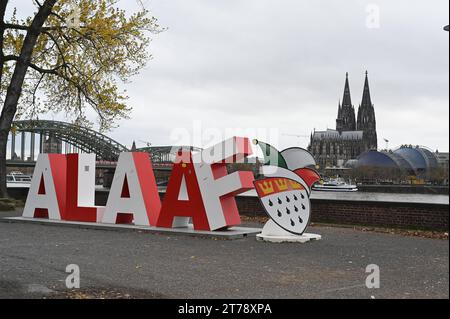 Der zwei Meter große Alaaf Schriftzug steht an Rheinufer vor dem Rhein und dem Kölner Dom als Geschenkvom Festkomitee Kölner Karneval zum 200-jährigen Karneval-Jubiläum. Alaaf ist als traditioneller Kölner Ausruf weltbekannt und ein echtes Markenzeichen rheinischer Lebensfreude *** die zwei Meter hohe Alaaf-Schrift steht am Rheinufer vor Rhein und Kölner Dom als Geschenk des Kölner Karnevalsfestspielkomitees zum 200. Jahrestag des Karnevals Alaaf ist weltberühmt als traditioneller Kölner Ausruf und ein echtes Markenzeichen der rheinischen Lebensfreude Stockfoto