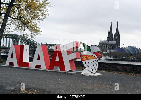 Der zwei Meter große Alaaf Schriftzug steht an Rheinufer vor dem Rhein und dem Kölner Dom als Geschenkvom Festkomitee Kölner Karneval zum 200-jährigen Karneval-Jubiläum. Alaaf ist als traditioneller Kölner Ausruf weltbekannt und ein echtes Markenzeichen rheinischer Lebensfreude *** die zwei Meter hohe Alaaf-Schrift steht am Rheinufer vor Rhein und Kölner Dom als Geschenk des Kölner Karnevalsfestspielkomitees zum 200. Jahrestag des Karnevals Alaaf ist weltberühmt als traditioneller Kölner Ausruf und ein echtes Markenzeichen der rheinischen Lebensfreude Stockfoto