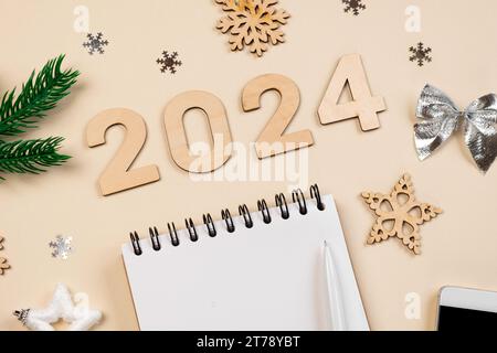 Neujahrsziele 2024. Aufgabenliste. Leeres Notizbuch am Schreibtisch mit Weihnachtsdekoration. Draufsicht. Plan Erstellen, Lösung. Neues Leben, Anfangen, Anfangen Stockfoto