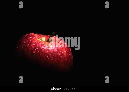 Apfel Mit Wassertropfen, Schwach Beleuchtet Stockfoto