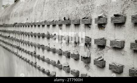 Jüdischer Friedhof In Frankfurt - Mauer Mit Gedenktafeln Stockfoto