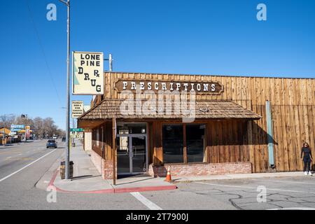 Lone Pine, CA, USA - 9. Februar 2023 - Lone Pine Droge in einer kleinen Bergstadt Stockfoto