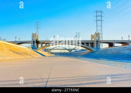 Die 6th Street Bridge über den LA River und das Netz von Stromleitungen als integraler Bestandteil des Erbes von LA. Stockfoto