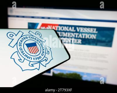 Smartphone mit Siegel der United States Coast Guard (USCG) vor der Website. Konzentrieren Sie sich auf die Mitte des Telefondisplays. Stockfoto