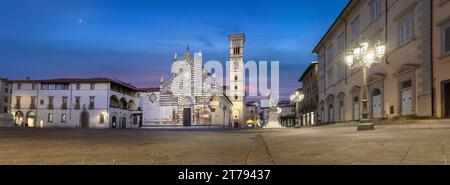 Prato, Italien - Panorama des Piazza del Duomo in der Abenddämmerung Stockfoto