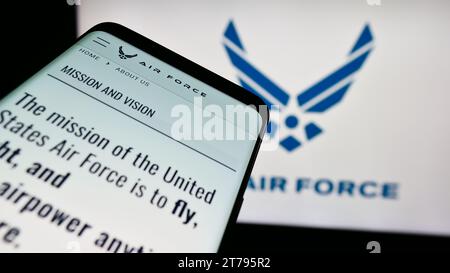Mobiltelefon mit Website der United States Air Force (USAF) vor dem Logo. Fokussieren Sie sich oben links auf der Telefonanzeige. Stockfoto