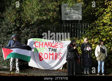 Anhänger versammeln sich vor dem Snaresbrook Crown Court neben einem Schild mit der Aufschrift „fallen die Anklagen, nicht die Bomben“. Palästinensische Aktionisten, die als „die Elbit-acht“ bekannt sind, werden wegen Verschwörung angeklagt, um kriminellen Schaden, Einbruch und einige von ihnen, Erpressung, gegen das israelische Rüstungsunternehmen Elbit Systems zu begehen. Die Anklage geht zurück auf 2020. Sechs Wochen sind vor Gericht beigelegt. Palestine Action glaubt, dass Elbits Unternehmen im Vereinigten Königreich Drohnen herstellen, die in Gaza und anderswo gegen das palästinensische Volk eingesetzt werden. Ihre direkten Maßnahmen gegen Elbit Systems im Vereinigten Königreich haben bereits zwei erlebt Stockfoto
