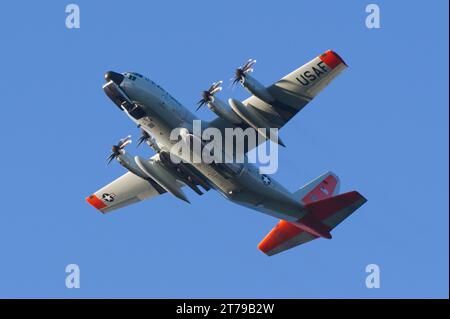 Ein Flugzeug der United States Air Force, das vor klarem blauem Himmel fliegt Stockfoto