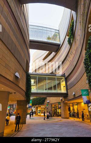 Osaka, Japan – 13. April 2023: Passage in Namba Parks mit nicht identifizierten Menschen. Namba Parks ist ein Büro- und Einkaufskomplex im Stadtteil Namba Stockfoto