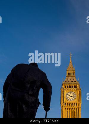 Statue von Winston Churchill, Parliament Square, mit Big Ben, Westminster, London, England, Großbritannien, GB. Stockfoto