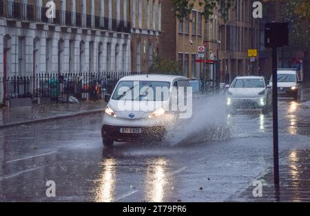 London, Großbritannien. November 2023. Ein Van stürzt durch eine große Pfütze im Zentrum Londons, während Storm Debi das Vereinigte Königreich trifft. Quelle: Vuk Valcic/Alamy Live News Stockfoto