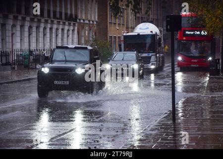 London, Großbritannien. November 2023. Autos fahren durch eine große Pfütze im Zentrum Londons während eines Regenschusses, als Storm Debi Großbritannien trifft. Quelle: Vuk Valcic/Alamy Live News Stockfoto