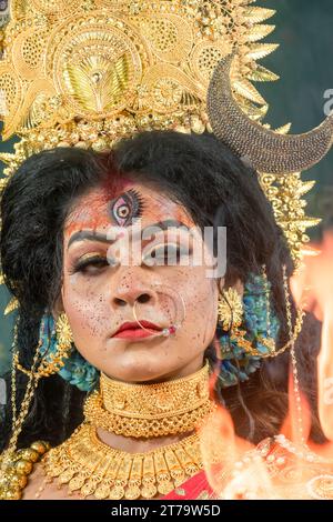 Porträt des wunderschönen indischen Mädchens von Durga Idol Agomoni Konzept Innenfoto mit traditionellem indischem Saree, Goldschmuck und Armreifen. Maa Durga. Stockfoto