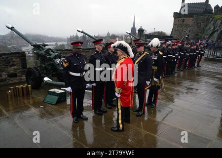 Der Lord Lyon King of Artillery unterhält sich mit 16 Regiment Royal