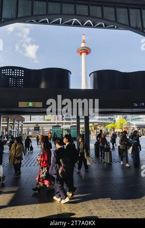 Kyoto, Japan - 17. April 2023: Blick vom Eingang des Kyoto-Bahnhofs auf den Kyoto-Turm, mit nicht identifizierten Personen. Kyoto ist die neuntgrößte Bevölkerungszahl Stockfoto