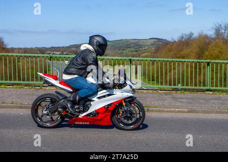 2007 Rot weiß Yamaha YZF R6 R 07 599 ccm Benzin; Motorradfahrer; zweirädriger Transport, Motorräder, Fahrzeug, Straßen, Motorräder, Motorradfahrer fahren in Chorley, Großbritannien Stockfoto