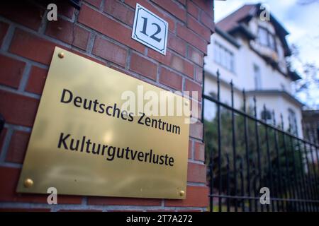 Magdeburg, Deutschland. November 2023. Das Deutsche Zentrum Kulturgutverluste steht auf einem Schild, das am Eingang eines Hauses hängt, aus Anlass der Übergabe eines Bronzekreuzes aus dem 13. Jahrhundert an den Rechtsanwalt I. Gielen. Ein anonymer Absender schickte die knapp 20 Zentimeter hohe Bronzestuppe Ende August per Post an die Stiftung, erklärte Lupfer bei der Übergabe am Dienstag, 14.11.2023 in Magdeburg. Das Objekt gehörte einst dem deutsch-jüdischen Unternehmer Ottmar Strauss (1878–1941). Quelle: Klaus-Dietmar Gabbert/dpa/Alamy Live News Stockfoto