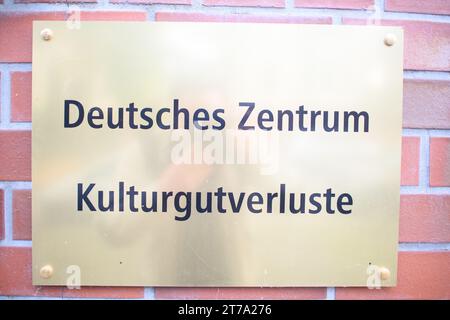 Magdeburg, Deutschland. November 2023. Das Deutsche Zentrum Kulturgutverluste steht auf einem Schild, das am Eingang eines Hauses hängt, aus Anlass der Übergabe eines Bronzekreuzes aus dem 13. Jahrhundert an den Rechtsanwalt I. Gielen. Ein anonymer Absender schickte die knapp 20 Zentimeter hohe Bronzestuppe Ende August per Post an die Stiftung, erklärte Lupfer bei der Übergabe am Dienstag, 14.11.2023 in Magdeburg. Das Objekt gehörte einst dem deutsch-jüdischen Unternehmer Ottmar Strauss (1878–1941). Quelle: Klaus-Dietmar Gabbert/dpa/Alamy Live News Stockfoto