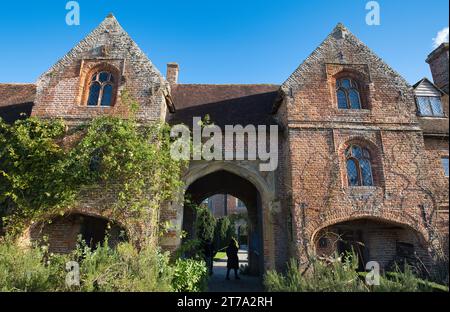 Eintritt zu den Sissinghurst Gärten in Kent im Herbst. Stockfoto