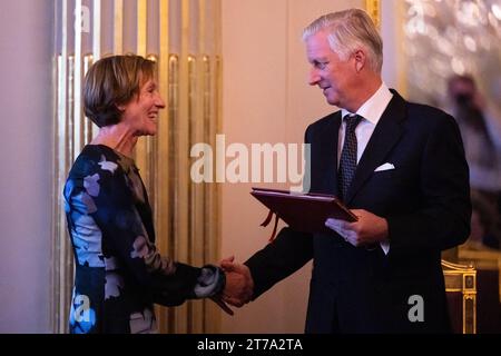 Brüssel, Belgien November 2023. Martine Reijnaers und König Philippe - Filip von Belgien, dargestellt während eines königlichen Empfangs für Personen, denen eine edle Gunst oder eine Ehrenauszeichnung gewährt wurde, am Dienstag, den 14. November 2023 im Königlichen Palast in Brüssel. BELGA FOTO LAURIE DIEFFEMBACQ Credit: Belga News Agency/Alamy Live News Stockfoto