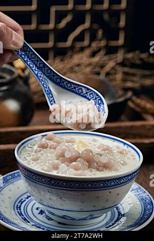 Hongkong Dessert Eine Schüssel süße Sago-Sahne mit Mango und Kokosmilch Stockfoto