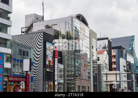 Tokio, Japan - 8. April 2023: Moderne Gebäude entlang der Omotesando Street, Aoyama. Diese Gegend ist gesäumt von Flaggschiffläden von Luxusmarken Stockfoto