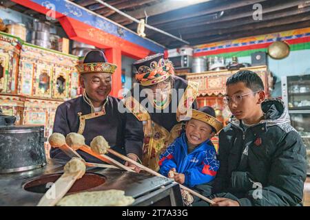 (231114) -- NYINGCHI, 14. November 2023 (Xinhua) -- Tsering Toinzhub (1. L) und Lhagba Zhoima (2. L) Genießen Sie traditionelles Essen mit ihrer Familie im Suosong Dorf Nyingchi, südwestchinesische Autonome Region Xizang, 14. November 2023. Die Einheimischen in Nyingchi folgen der Tradition, am 1. Oktober ihr besonderes Neujahr zu feiern, das als Gongbo-Neujahr bekannt ist. Das ist der tibetische Kalender, der am 14. November dieses Jahres fiel. Tsering Toinzhub und Lhagba Zhoima führen seit 2013 eine Gastfamilie, die jährlich mehr als eine Million Yuan (etwa 137.187 US-Dollar) einbringt. Für ihre Familie ist der traditionelle Gongbo New Y Stockfoto