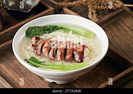Hühnerreis Nudelsuppe mit gebratener Gans Stockfoto