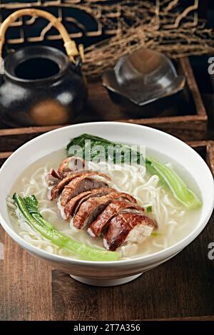 Hühnerreis Nudelsuppe mit gebratener Gans Stockfoto