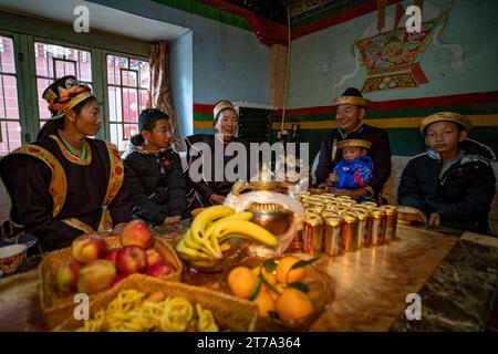 (231114) -- NYINGCHI, 14. November 2023 (Xinhua) -- Tsering Toinzhub (2. R) und Lhagba Zhoima (1. L) trinken Buttertee mit ihrer Familie im Suosong Dorf Nyingchi, südwestchinesische Autonome Region Xizang, 14. November 2023. Die Einheimischen in Nyingchi folgen der Tradition, am 1. Oktober ihr besonderes Neujahr zu feiern, das als Gongbo-Neujahr bekannt ist. Das ist der tibetische Kalender, der am 14. November dieses Jahres fiel. Tsering Toinzhub und Lhagba Zhoima führen seit 2013 eine Gastfamilie, die jährlich mehr als eine Million Yuan (etwa 137.187 US-Dollar) einbringt. Für ihre Familie das traditionelle Gongbo Neujahr Stockfoto