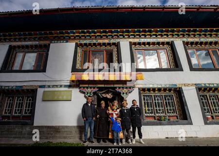 (231114) -- NYINGCHI, 14. November 2023 (Xinhua) -- Tsering Toinzhub (1. L) und Lhagba Zhoima (3. L) posieren für ein Foto mit ihrer Familie im Suosong Dorf Nyingchi, südwestchinesische Autonome Region Xizang, 14. November 2023. Die Einheimischen in Nyingchi folgen der Tradition, am 1. Oktober ihr besonderes Neujahr zu feiern, das als Gongbo-Neujahr bekannt ist. Das ist der tibetische Kalender, der am 14. November dieses Jahres fiel. Tsering Toinzhub und Lhagba Zhoima führen seit 2013 eine Gastfamilie, die jährlich mehr als eine Million Yuan (etwa 137.187 US-Dollar) einbringt. Für ihre Familie ist das traditionelle Gongbo Neujahr Stockfoto