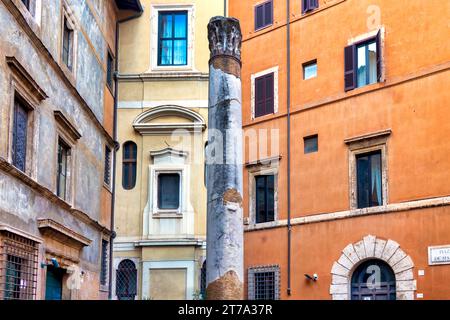 Die einzige erhaltene Säule des Odeons von Domitian auf der Piazza dei Massimi in Rom, Italien Stockfoto