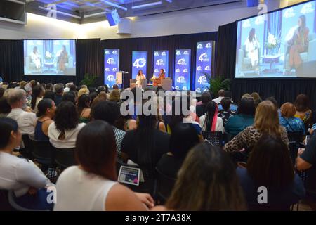 MIAMI, FLORIDA - 12. NOVEMBER: Eva Longoria und Kerry Washington werden an einem Nachmittag mit Kerry Washington im Gespräch mit Eva Longoria während der Miami Book Fair am Miami Dade College Wolfson Campus am 12. November 2023 in Miami, Florida, gesehen. (Foto: JL/SIPA USA) Stockfoto