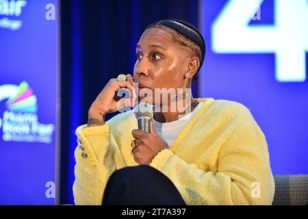 MIAMI, FLORIDA - 12. NOVEMBER: Lena Waithe spricht auf der Bühne an einem Abend mit Jada Pinkett Smith im Gespräch mit Lena Waithe während der Miami Book Fair 2023 am Miami Dade College am 12. November 2023 in Miami, Florida. (Foto: JL/SIPA USA) Stockfoto