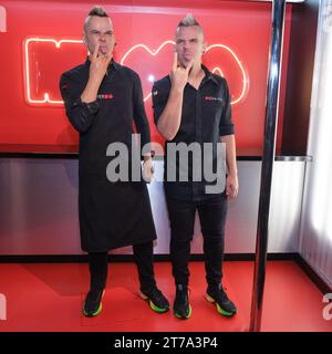 Madrid, Spanien. November 2023. Der spanische Koch David Muñoz präsentiert seine Wachsfigur im Madrider Wachsmuseum am 14. November 2023 in Madrid. (Foto: Oscar Gonzalez/SIPA USA) (Foto: Oscar Gonzalez/SIPA USA) Credit: SIPA USA/Alamy Live News Stockfoto