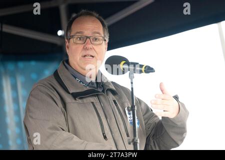 Bremen, Deutschland. November 2023. Michael Junker vom Betriebsrat der Airbus-Tochter Defense and Space spricht bei einer Demonstration der IG Metall Bremen vor dem Airbus-Werk. Die union wirft der deutschen Regierung vor, zunehmend Militärflugzeuge und Hubschrauber aus den Vereinigten Staaten zu kaufen. Quelle: Sina Schuldt/dpa/Alamy Live News Stockfoto