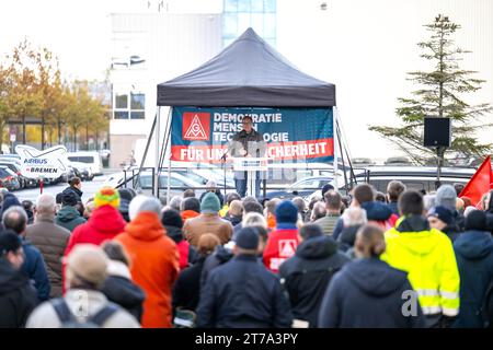Bremen, Deutschland. November 2023. Michael Junker vom Betriebsrat der Airbus-Tochter Defense and Space spricht bei einer Demonstration der IG Metall Bremen vor dem Airbus-Werk. Die union wirft der deutschen Regierung vor, zunehmend Militärflugzeuge und Hubschrauber aus den Vereinigten Staaten zu kaufen. Quelle: Sina Schuldt/dpa/Alamy Live News Stockfoto